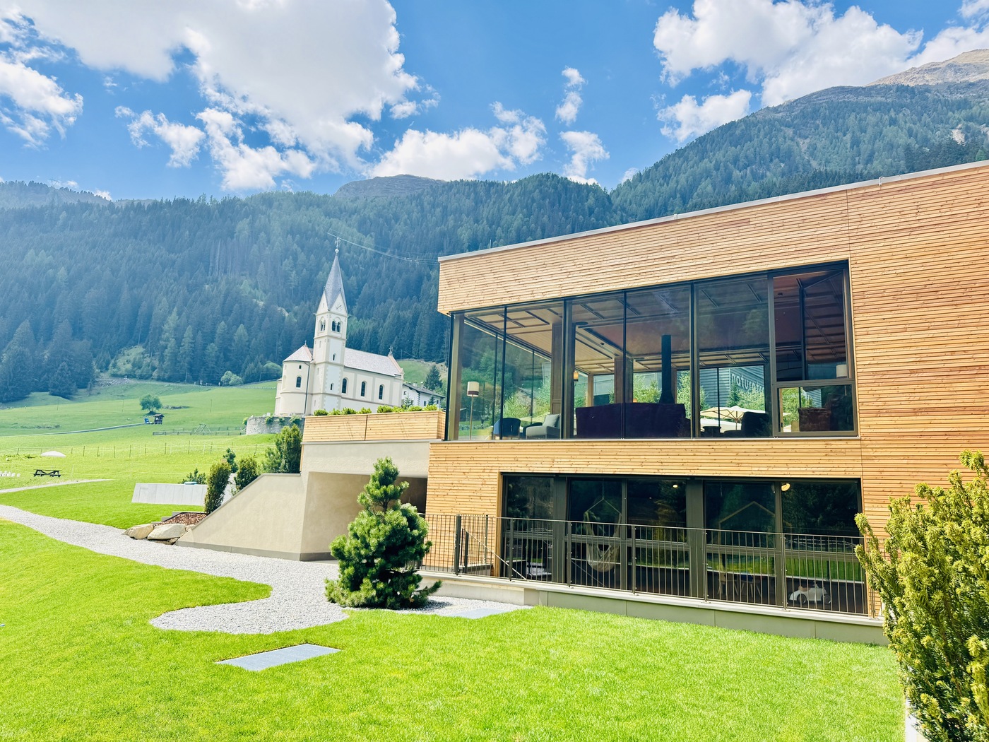 familienhotel-suedtirol-berglandschaft