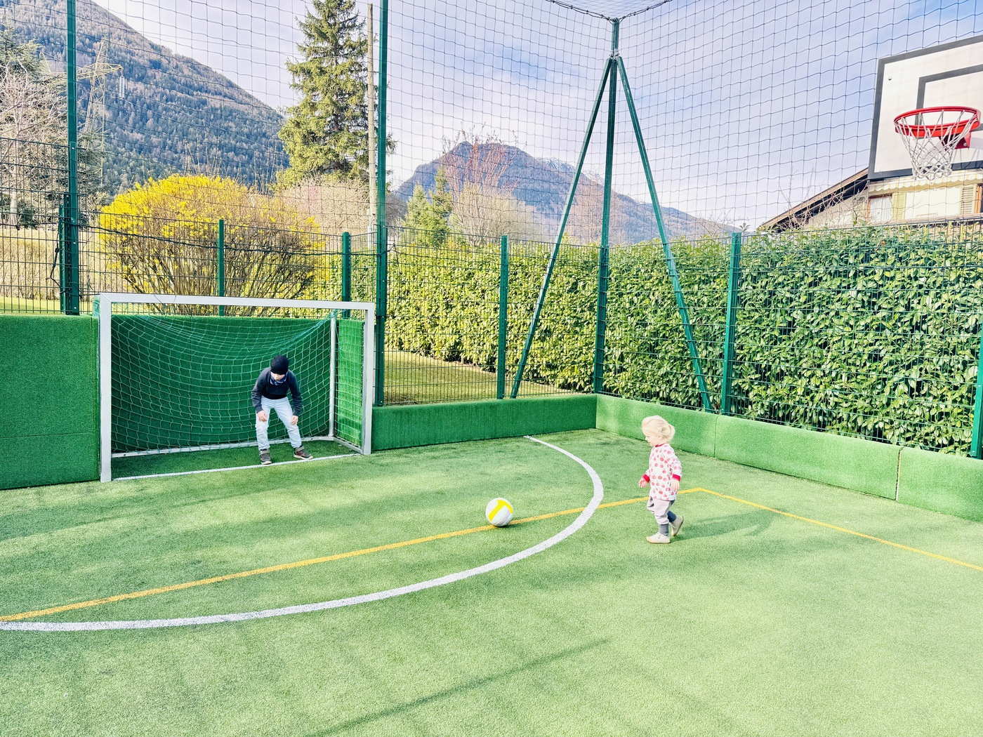 Sportplatz-im-Das-Paradies-fuer-Familien