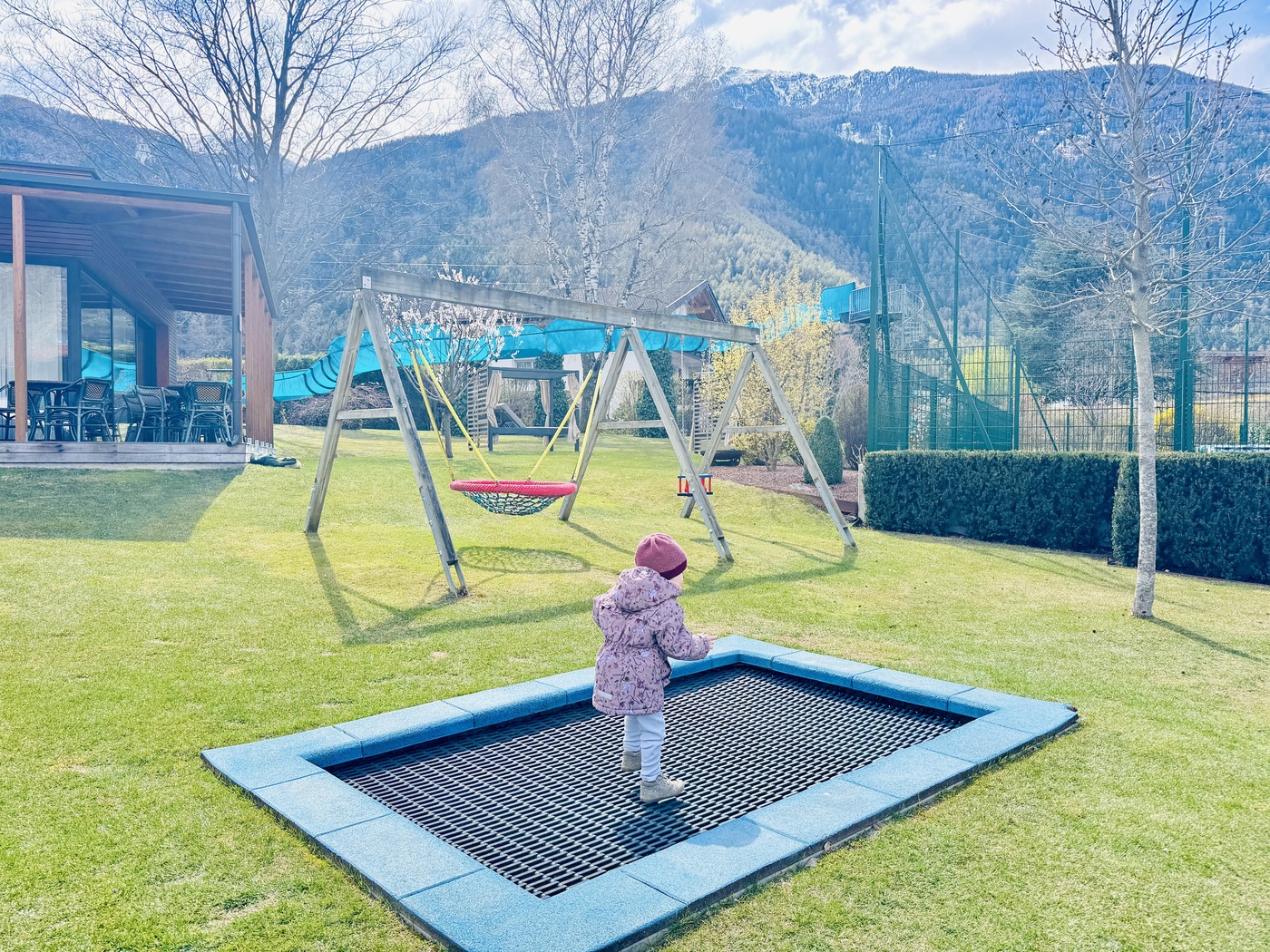 Trampolin-im-Das-Paradies-fuer-Kinder