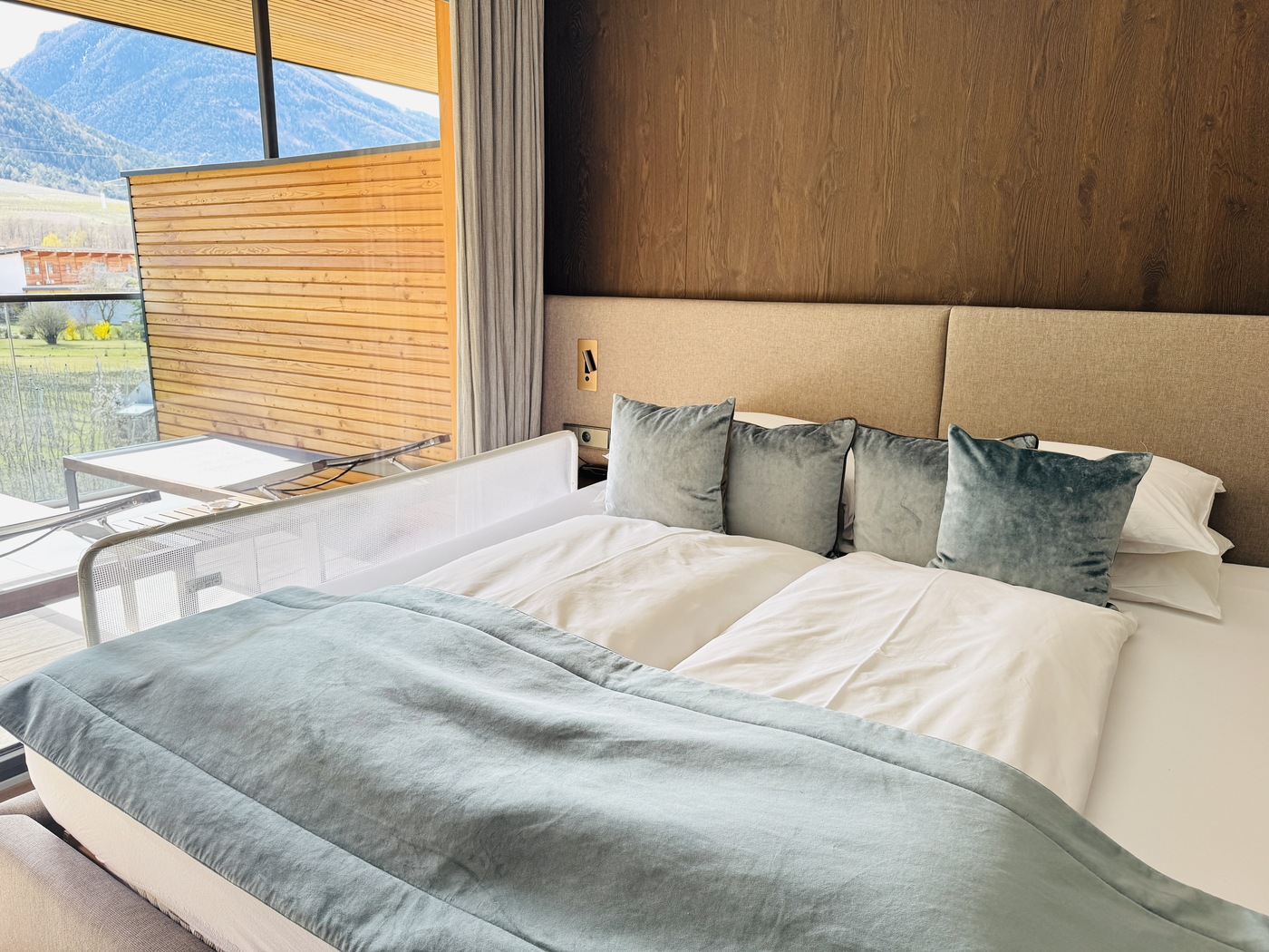 Schlafzimmer-im-Das-Paradies-mit-komfortablen-Betten