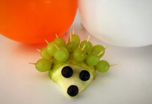 Foto 02.06.18 07 35 59 300x206 - Obsttiere für Kinder. Auch eine Alternative zum Geburtstagskuchen für Kinder.