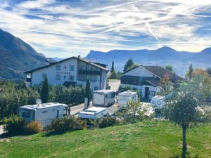 Foto 25.10.18 14 39 56 300x225 - Wohnmobilstellplatz in Meran – Schneeburghof in Dorf Tirol