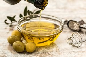 olive oil 968657 1280 300x200 - Warum sind Oliven gesund? Europas Tafeloliven müsst ihr kennen!
