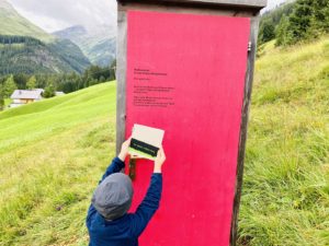 Der Gruene Raetsel Ring Lech Zuers 1 300x225 - Familienwanderung in Lech Zürs am Arlberg: Der Grüne Rätsel-Ring