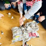 Suessigkeiten auspacken Kinderspiel 1 160x160 - Geschenk als Rätsel verpacken