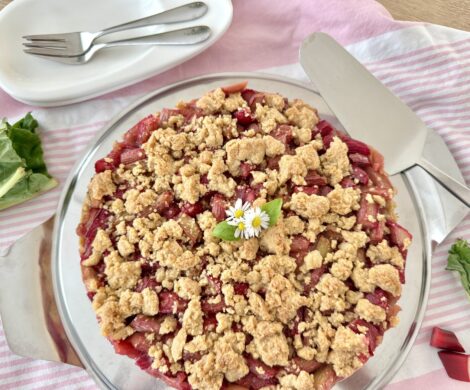 einfacher rhabarber streuselkuchen wie von oma 470x390 - einfacher-rhabarber-streuselkuchen-wie-von-oma