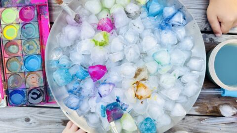 eiswuerfel bunt anmalen kinder 480x270 - Eiswürfel bunt anmalen: Einfache Sommer-Spielidee für Kinder