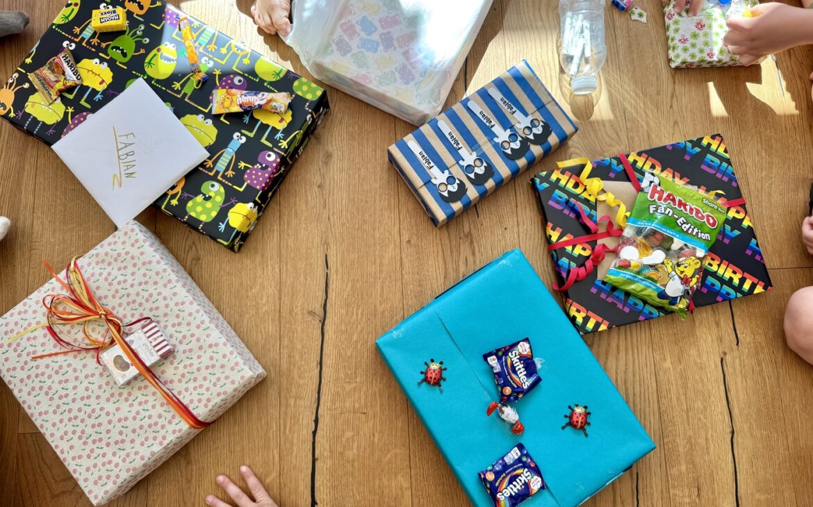 geschenke auspacken kindergeburtstag flaschendrehen 1170x730 - Poolparty Kindergeburtstag: Die besten Ideen, Spiele und der perfekte Ablauf