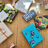 geschenke auspacken kindergeburtstag flaschendrehen 160x160 - Schultüte 5. Klasse basteln: Einfache Idee zum Übertritt
