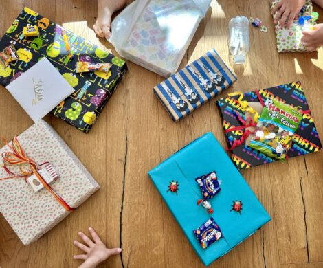 Geschenke auspacken am Kindergeburtstag: Flaschendrehen mit coolen Aufgaben für ältere Kinder geschenke auspacken kindergeburtstag flaschendrehen 470x390 - Geschenke auspacken am Kindergeburtstag: Flaschendrehen mit coolen Aufgaben für ältere Kinder