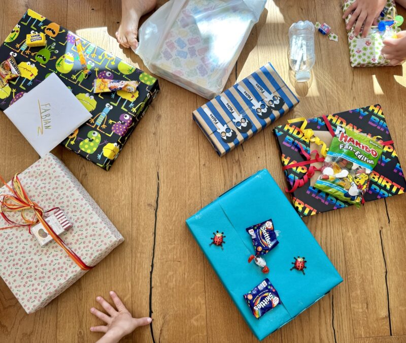 Geschenke auspacken am Kindergeburtstag: Flaschendrehen mit coolen Aufgaben für ältere Kinder geschenke auspacken kindergeburtstag flaschendrehen 800x675 - Geschenke auspacken am Kindergeburtstag: Flaschendrehen mit coolen Aufgaben für ältere Kinder