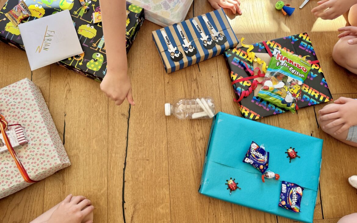 geschenkuebergabe kindergeburtstag spiel 1170x730 - Geschenke auspacken am Kindergeburtstag: Flaschendrehen mit coolen Aufgaben f&uuml;r &auml;ltere Kinder