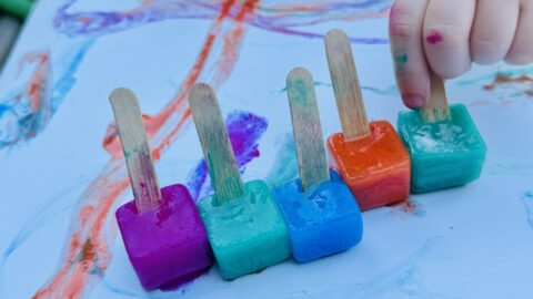 malen mit eiswuerfeln 480x270 - Malen mit Eiswürfeln: Geniale Kinderbeschäftigung im Sommer bei Hitze