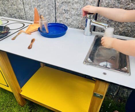 matschkueche mit wasserhahn 470x390 - matschkueche_mit_wasserhahn