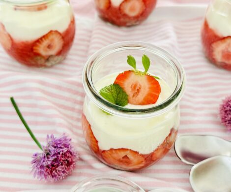nachtisch mit erdbeeren im glas 470x390 - nachtisch-mit-erdbeeren-im-glas