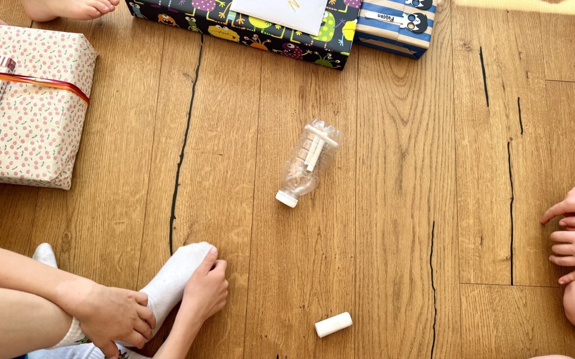 spiele kindergeburtstag aeltere kinder 1170x730 - Geschenke auspacken am Kindergeburtstag: Flaschendrehen mit coolen Aufgaben f&uuml;r &auml;ltere Kinder