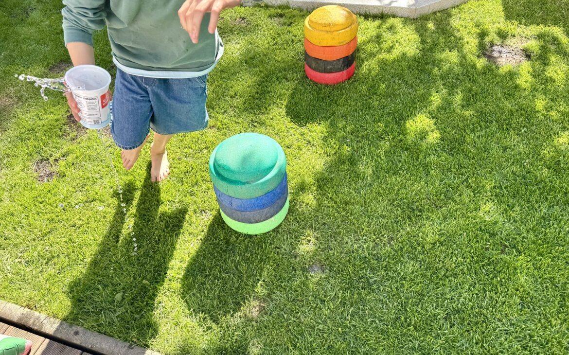 wasserstaffel kindergeburtstag 1170x730 - Poolparty Kindergeburtstag: Die besten Ideen, Spiele und der perfekte Ablauf