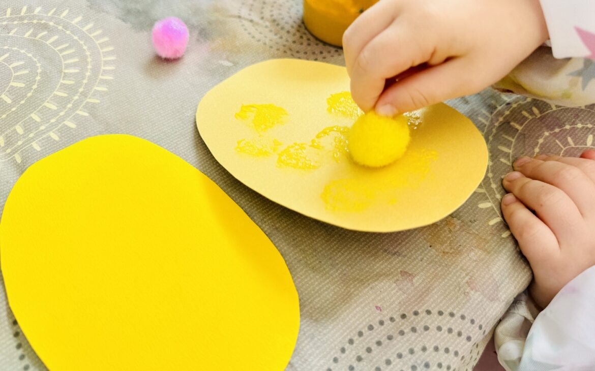 ananas basteln fingerfarben pompons kinder 1170x730 - Ananas basteln mit Kindern &ndash; s&uuml;&szlig;e Sommer-Bastelidee mit Handabdruck