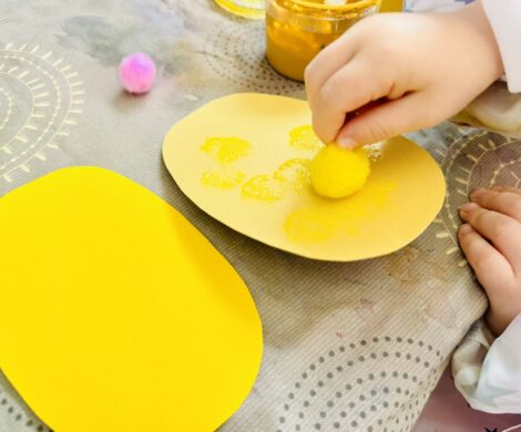 ananas basteln fingerfarben pompons kinder 470x390 - ananas-basteln-fingerfarben-pompons-kinder