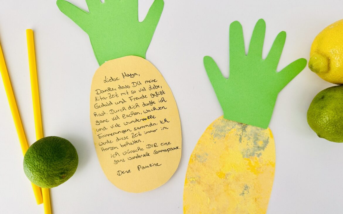 ananas karte kita abschied handabdruck 1170x730 - Geschenk zum Kita-Abschluss: Sommerliches DIY-Abschiedsgeschenk f&uuml;r Erzieherinnen & Erzieher