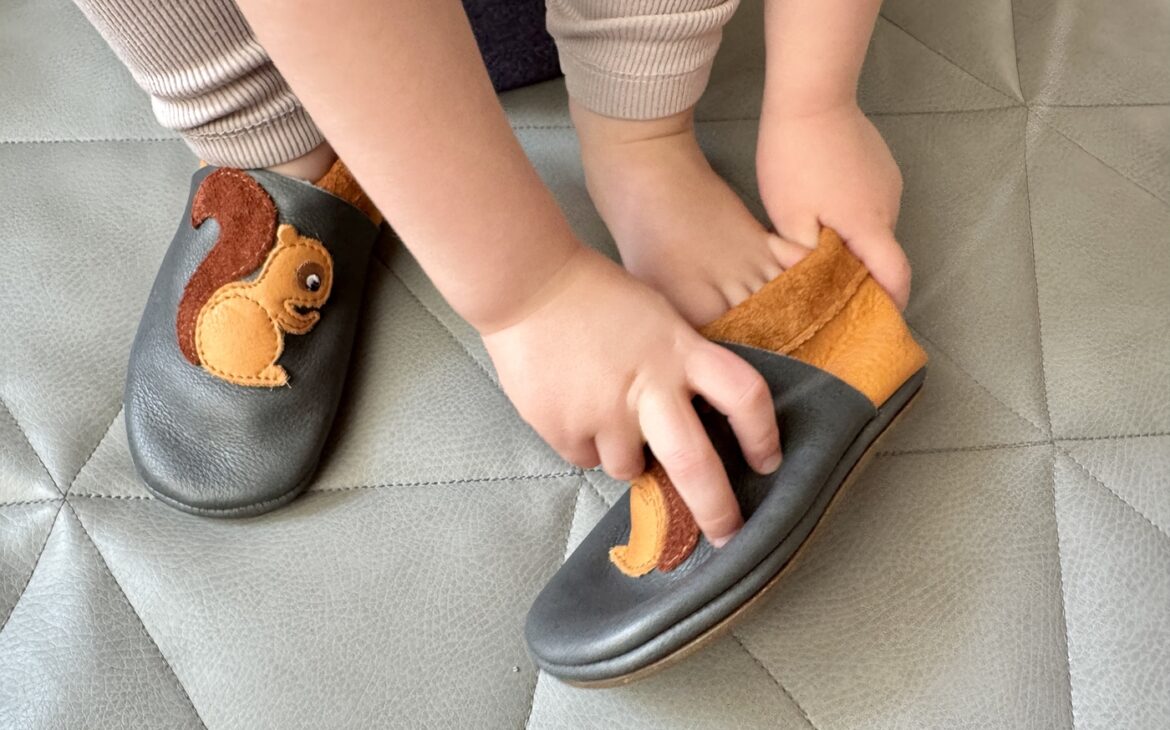 barfussschuhe einfach anziehen 1170x730 - Barfu&szlig;schuhe f&uuml;r die Kita: So finden Eltern das passende Modell