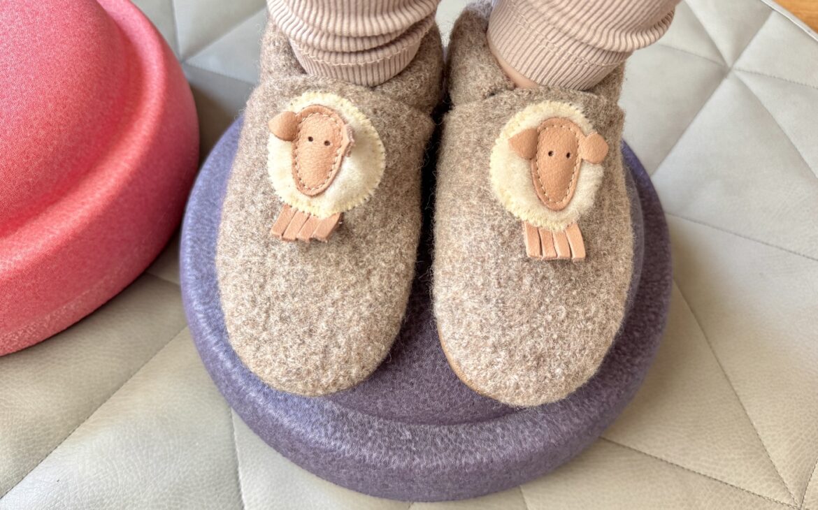 barfussschuhe maedchen kita 1170x730 - Barfu&szlig;schuhe f&uuml;r die Kita: So finden Eltern das passende Modell