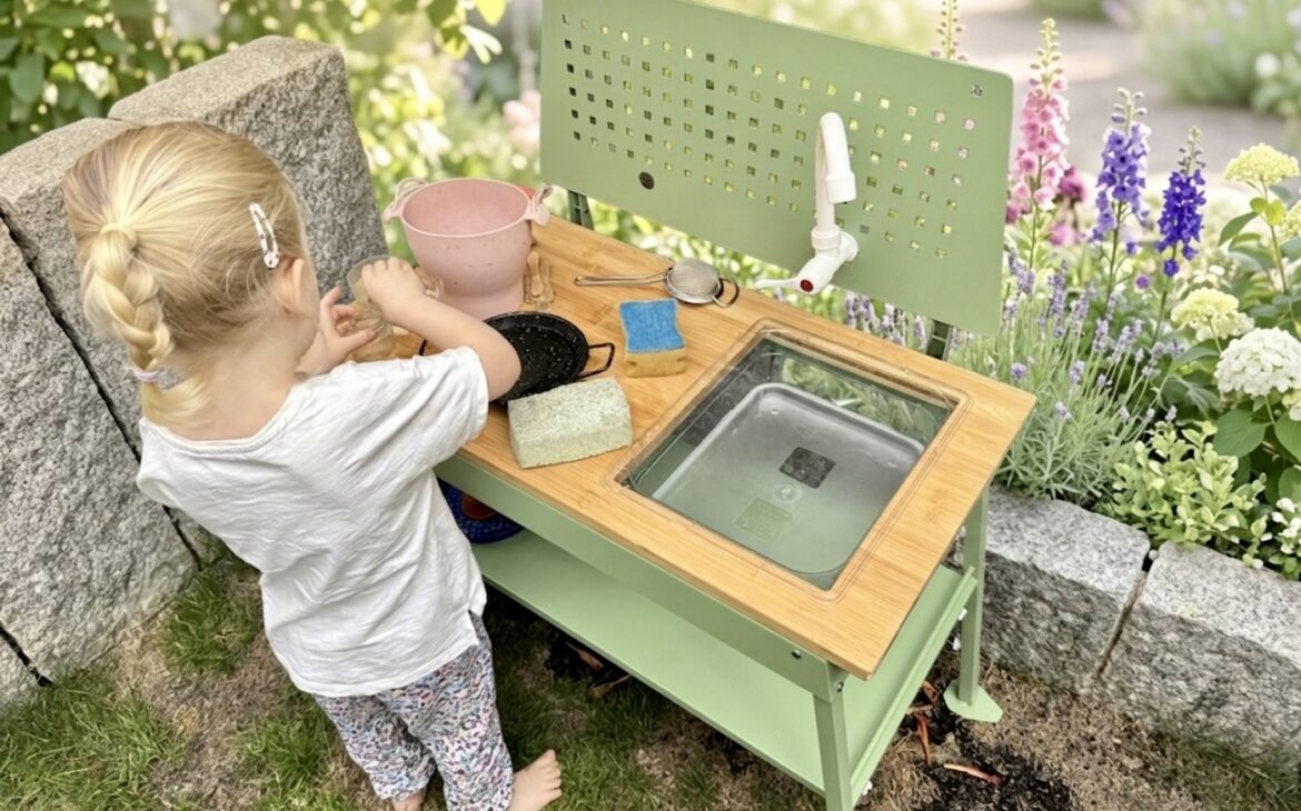 design matschkueche garten 1170x730 - Matschk&uuml;che aus Edelstahl: Warum sie die langlebige Alternative zu Holz ist