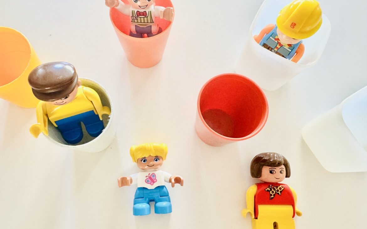 Spielidee für den Sommer: Duplo-Figuren einfrieren und stundenlangen Spielspaß erleben duplo figur einfrieren vorbereitung 1170x730 - Spielidee für den Sommer: Duplo-Figuren einfrieren und stundenlangen Spielspaß erleben