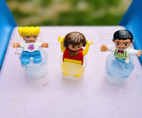 Spielidee für den Sommer: Duplo-Figuren einfrieren und stundenlangen Spielspaß erleben duplo figuren einfrieren spielidee sommer 470x390 - Spielidee für den Sommer: Duplo-Figuren einfrieren und stundenlangen Spielspaß erleben