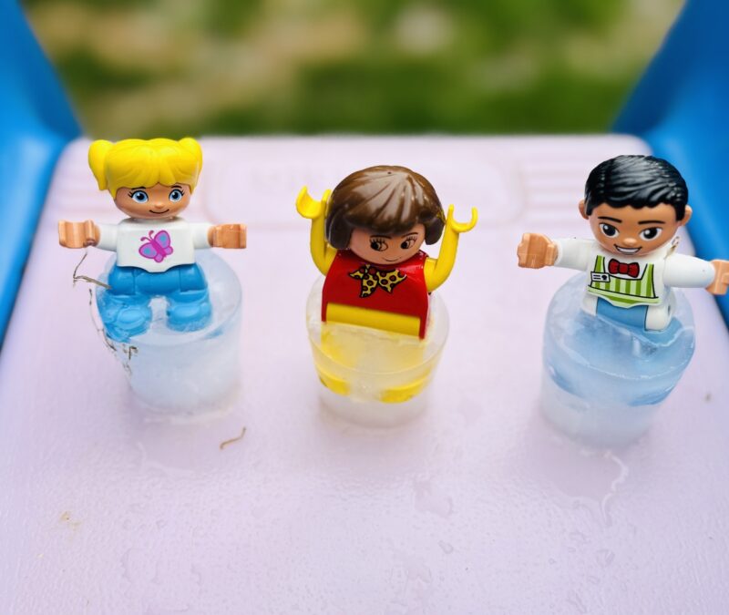 Spielidee für den Sommer: Duplo-Figuren einfrieren und stundenlangen Spielspaß erleben duplo figuren einfrieren spielidee sommer 800x675 - Spielidee für den Sommer: Duplo-Figuren einfrieren und stundenlangen Spielspaß erleben