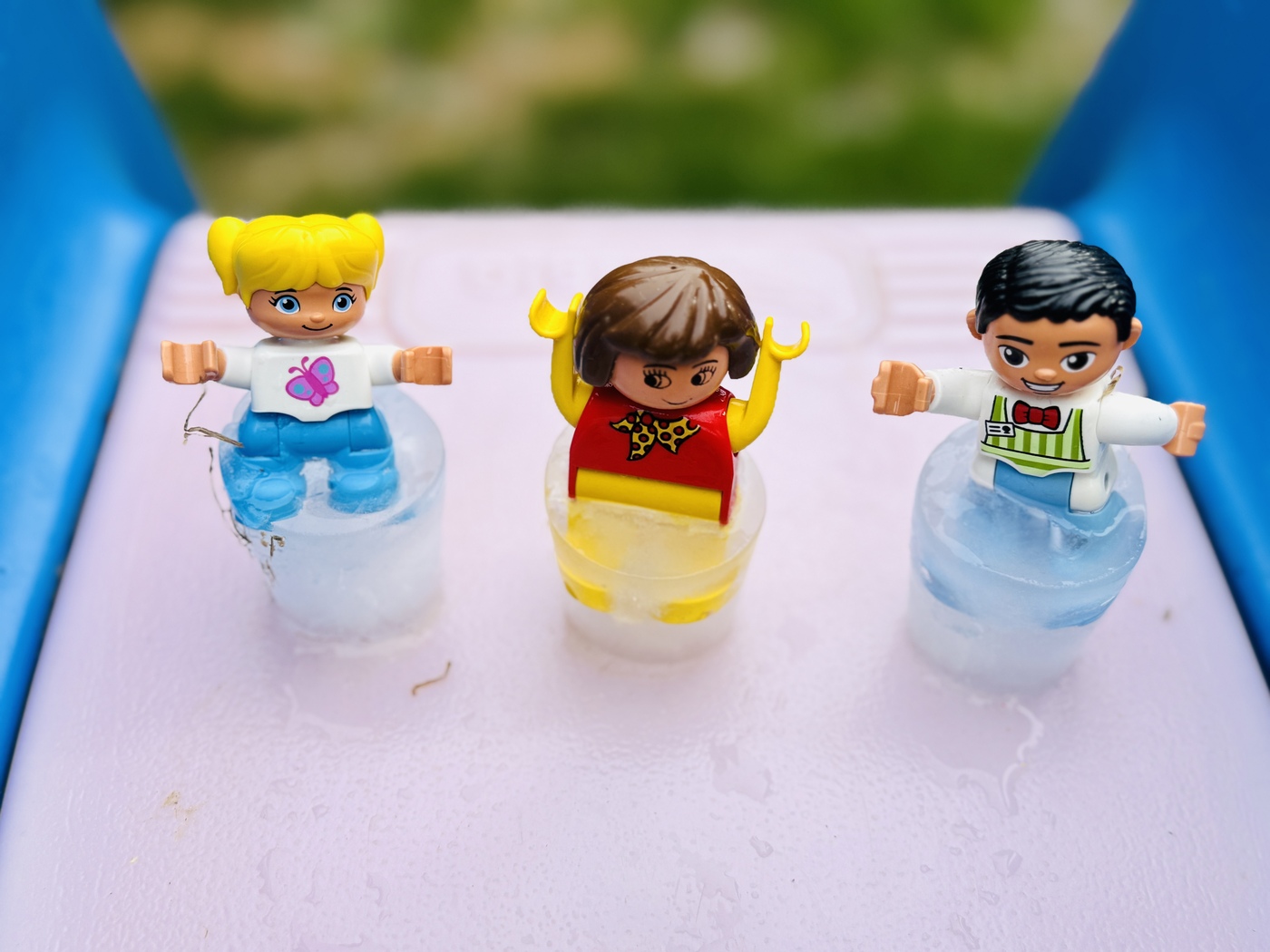 Spielidee für den Sommer: Duplo-Figuren einfrieren und stundenlangen Spielspaß erleben duplo figuren einfrieren spielidee sommer - Spielidee für den Sommer: Duplo-Figuren einfrieren und stundenlangen Spielspaß erleben
