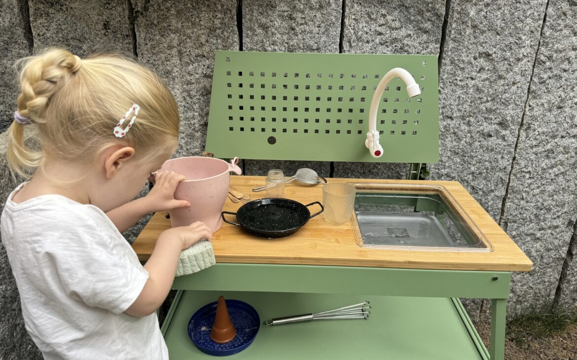 edelstahl matschkueche kinder 1170x730 - Matschk&uuml;che aus Edelstahl: Warum sie die langlebige Alternative zu Holz ist
