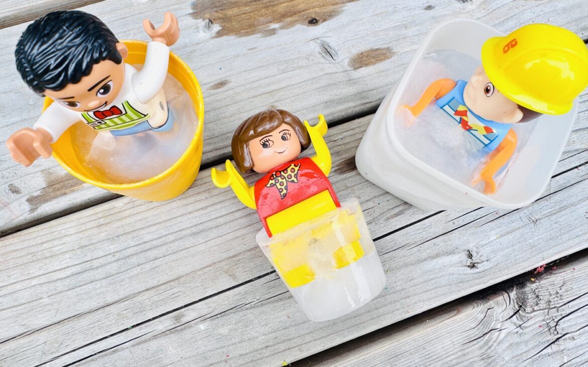 Spielidee für den Sommer: Duplo-Figuren einfrieren und stundenlangen Spielspaß erleben eingefrorene duplo figur aus form loesen 1170x730 - Spielidee für den Sommer: Duplo-Figuren einfrieren und stundenlangen Spielspaß erleben