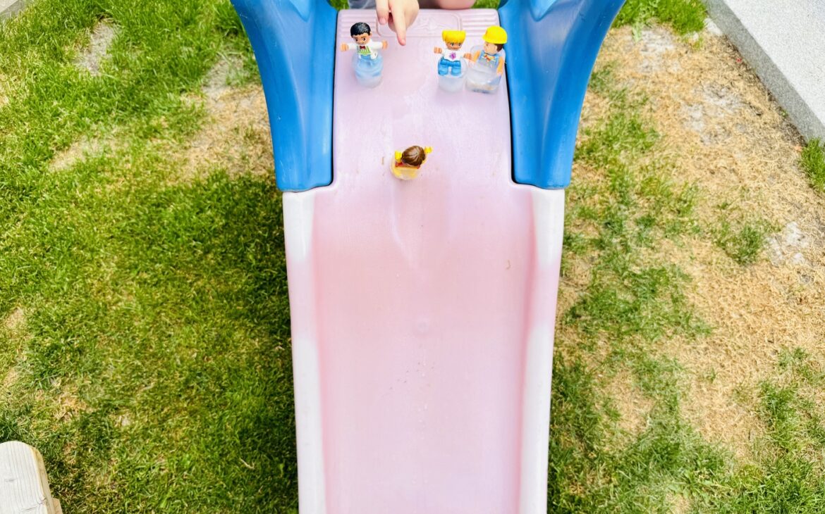Spielidee für den Sommer: Duplo-Figuren einfrieren und stundenlangen Spielspaß erleben eis spiel kinder rutsche 1170x730 - Spielidee für den Sommer: Duplo-Figuren einfrieren und stundenlangen Spielspaß erleben