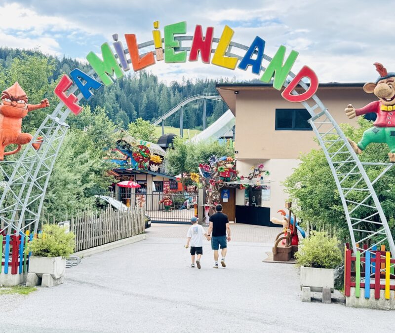 Freizeitpark Familienland Pillerseetal mit Kindern: Unsere Erfahrungen, Attraktionen und Tipps freizeitpark familienland pillerseetal eingang 800x675 - Freizeitpark Familienland Pillerseetal mit Kindern: Unsere Erfahrungen, Attraktionen und Tipps