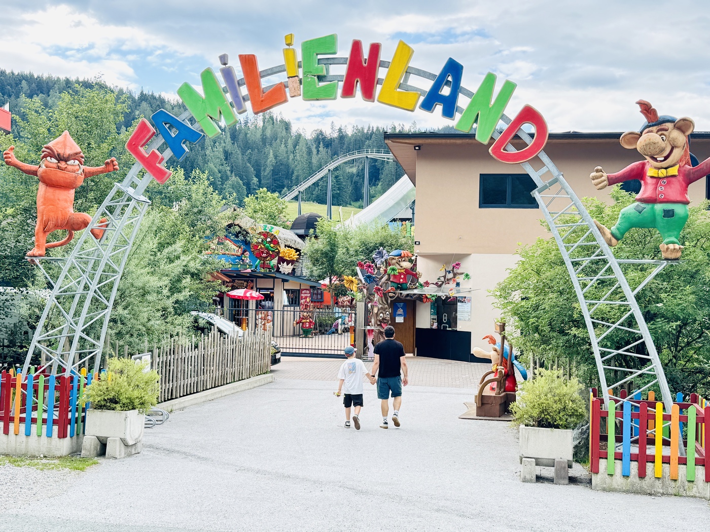 freizeitpark familienland pillerseetal eingang - Freizeitpark Familienland Pillerseetal mit Kindern: Unsere Erfahrungen, Attraktionen und Tipps