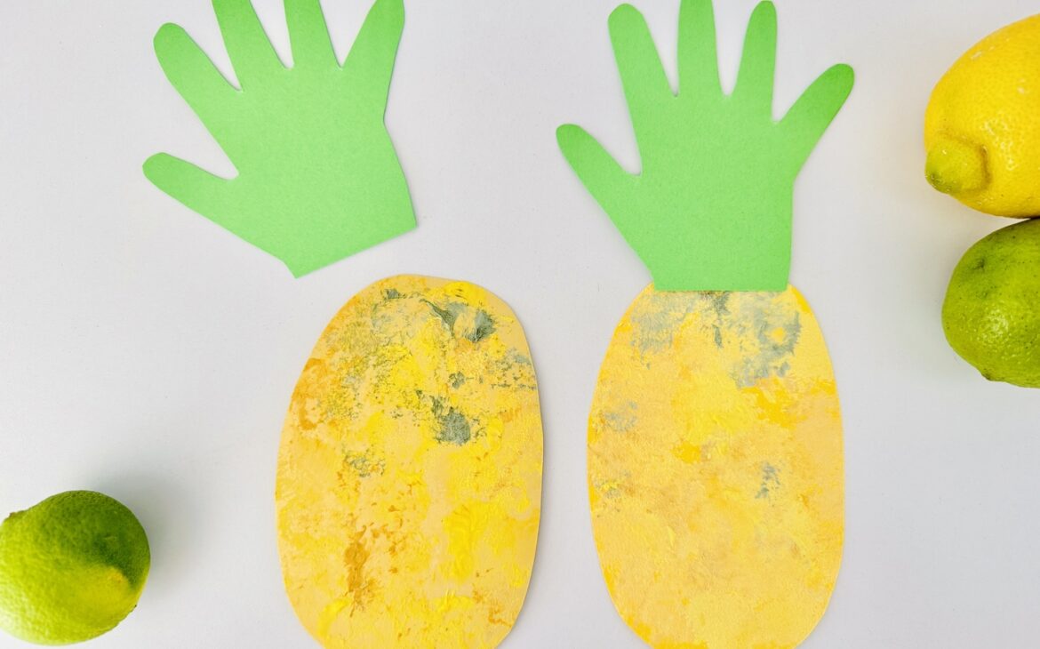 handabdruck ananas basteln kinder 1170x730 - Ananas basteln mit Kindern &ndash; s&uuml;&szlig;e Sommer-Bastelidee mit Handabdruck