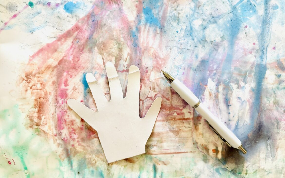 handabdruck kita basteln 1170x730 - Kita Abschiedsgeschenk basteln: Einfache DIY-Idee f&uuml;r den Abschied aus der Kindertagesst&auml;tte