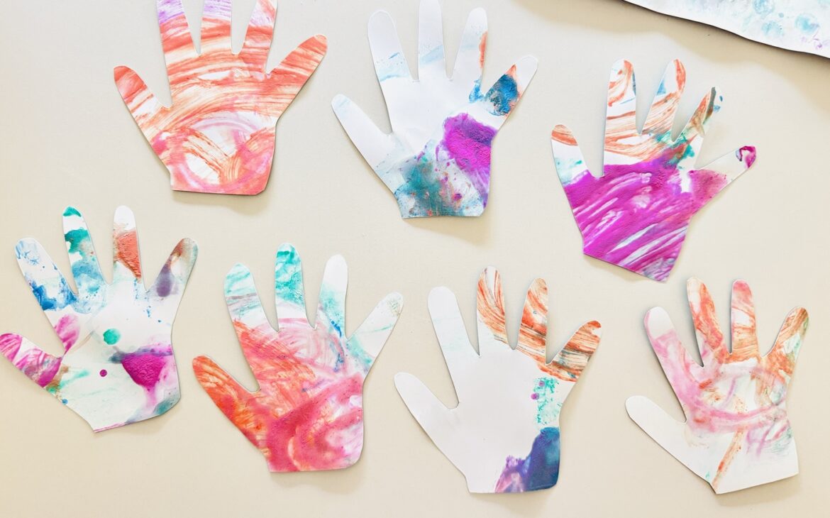 handabdruck mit kindern basteln 1170x730 - Kita Abschiedsgeschenk basteln: Einfache DIY-Idee f&uuml;r den Abschied aus der Kindertagesst&auml;tte