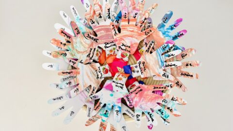 kita abschiedsgeschenk basteln handabdruck 480x270 - Kita Abschiedsgeschenk basteln: Einfache DIY-Idee für den Abschied aus der Kindertagesstätte