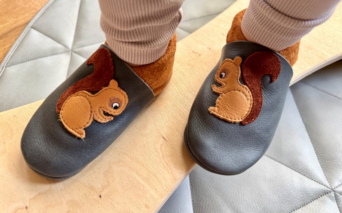 kita hausschuhe barfussschuhe 1170x730 - Barfu&szlig;schuhe f&uuml;r die Kita: So finden Eltern das passende Modell