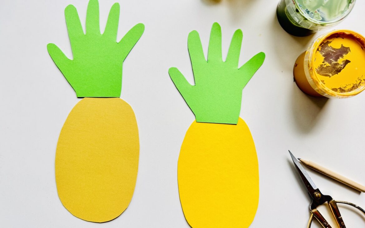 material ananas basteln tonpapier fingerfarbe 1170x730 - Ananas basteln mit Kindern &ndash; s&uuml;&szlig;e Sommer-Bastelidee mit Handabdruck
