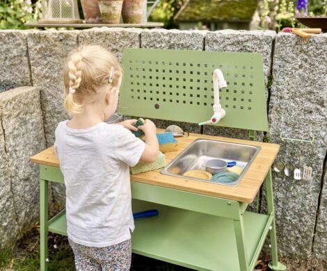 Matschküche aus Edelstahl: Warum sie die langlebige Alternative zu Holz ist matschkueche aus edelstahl garten 470x390 - Matschküche aus Edelstahl: Warum sie die langlebige Alternative zu Holz ist
