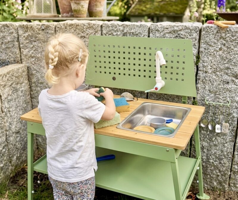 Matschküche aus Edelstahl: Warum sie die langlebige Alternative zu Holz ist matschkueche aus edelstahl garten 800x675 - Matschküche aus Edelstahl: Warum sie die langlebige Alternative zu Holz ist