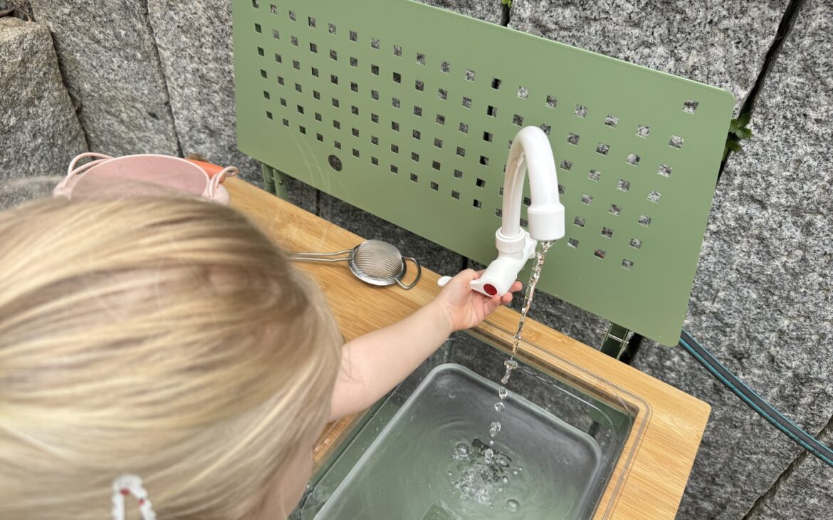 matschkueche mit wasserhahn 1170x730 - Matschk&uuml;che aus Edelstahl: Warum sie die langlebige Alternative zu Holz ist
