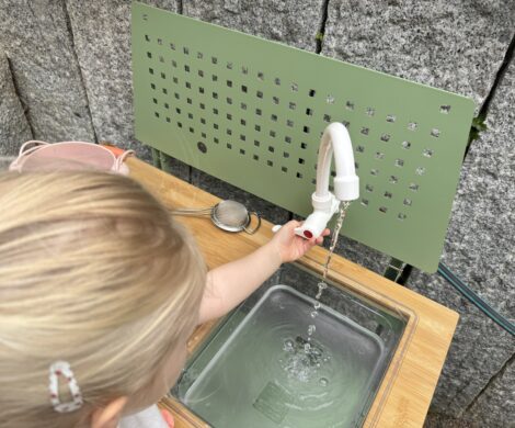 matschkueche mit wasserhahn 470x390 - matschkueche-mit-wasserhahn