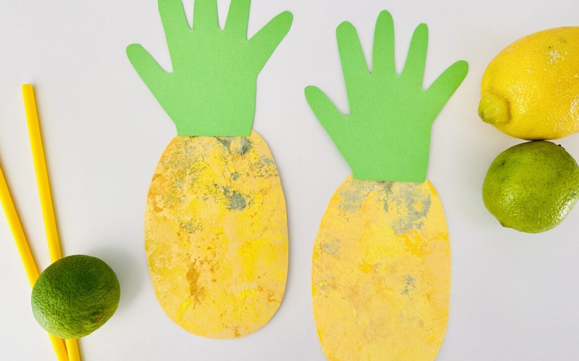 sommerdeko ananas kinder basteln 1170x730 - Ananas basteln mit Kindern &ndash; s&uuml;&szlig;e Sommer-Bastelidee mit Handabdruck