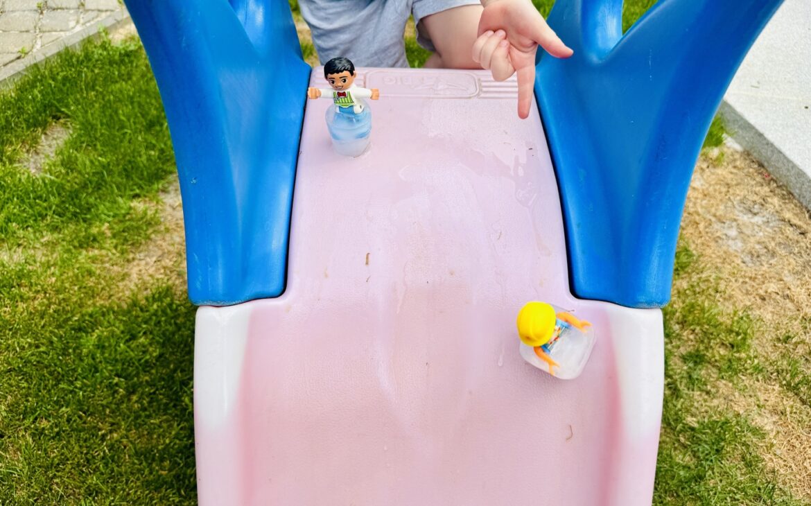Spielidee für den Sommer: Duplo-Figuren einfrieren und stundenlangen Spielspaß erleben spielidee heisse sommertage kinder 1170x730 - Spielidee für den Sommer: Duplo-Figuren einfrieren und stundenlangen Spielspaß erleben
