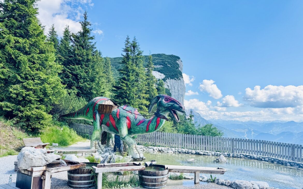 triassic park steinplatte mit kindern 1170x730 - Pillerseetal mit Kindern: Die 8 sch&ouml;nsten Ausflugsziele und Erlebnisse f&uuml;r euren Familienurlaub im Sommer