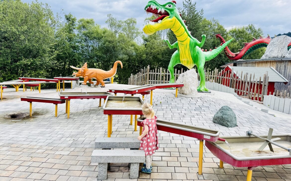 wasserspielplatz familienland pillerseetal 1170x730 - Freizeitpark Familienland Pillerseetal mit Kindern: Unsere Erfahrungen, Attraktionen und Tipps